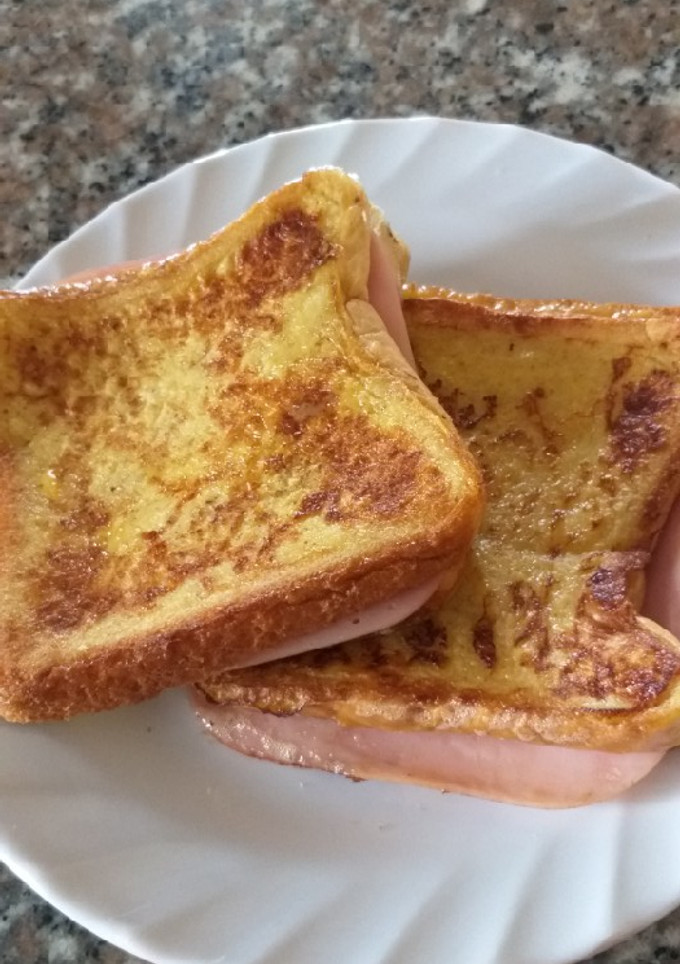 Una foto de Tostadas Francesa con Jamón y Queso