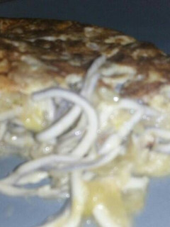 Una foto de Tortilla de gulas y calabacín