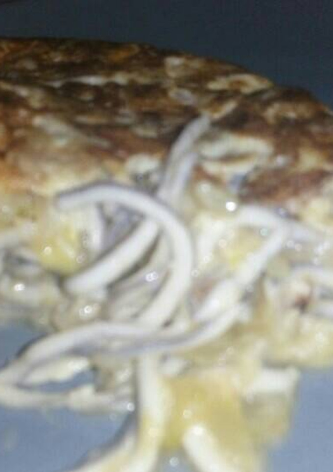 Una foto de Tortilla de gulas y calabacín