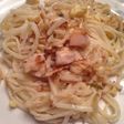 Tallarines con salsa de pollo y ajo