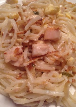 Una foto de Tallarines con salsa de pollo y ajo