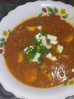 Una foto de Sopa de sardinas con bollos de maíz y queso blanco