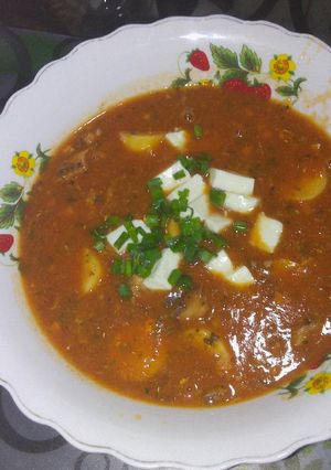 Una foto de Sopa de sardinas con bollos de maíz y queso blanco