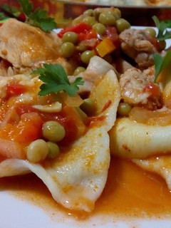Una foto de Sorrentinos caseros con estofado de pollo