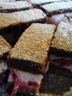 Tejfölös csodasüti ribizlivel recept fotója
