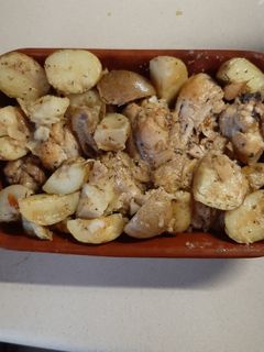 Una foto de Pollo al ajillo con patatas gajo