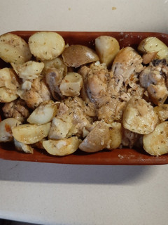 Una foto de Pollo al ajillo con patatas gajo