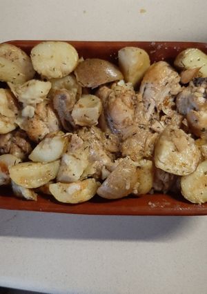 Una foto de Pollo al ajillo con patatas gajo