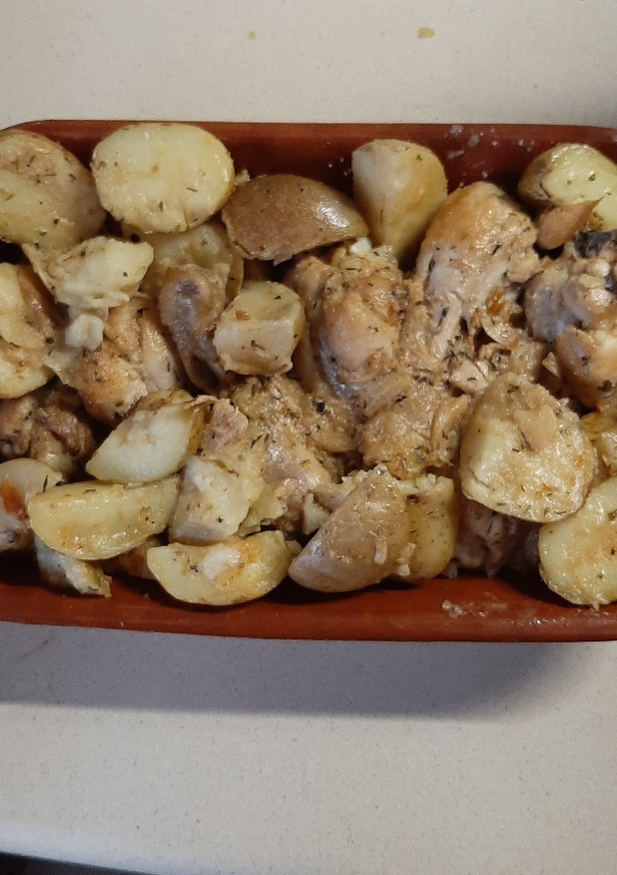 Una foto de Pollo al ajillo con patatas gajo