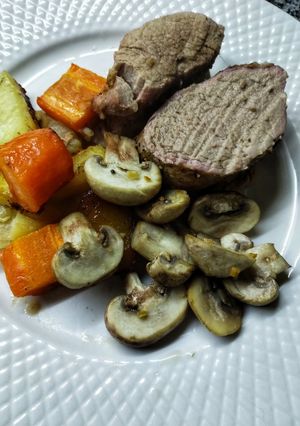 Una foto de Solomillo de cerdo al horno con verduras