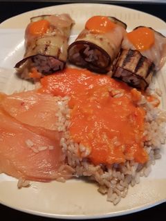 Una foto de Rollitos de berenjena o calabacín rellenos de arroz y salmón