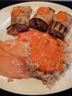 Una foto de Rollitos de berenjena o calabacín rellenos de arroz y salmón