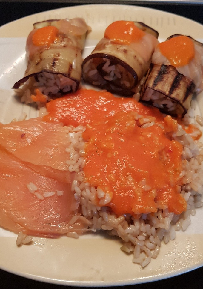 Una foto de Rollitos de berenjena o calabacín rellenos de arroz y salmón