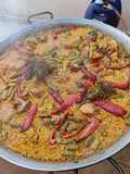 Paella de pollo y conejo