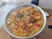 Una foto de paella de carne con verduras