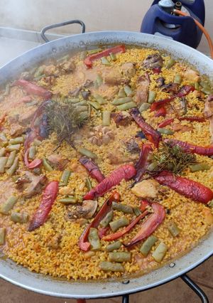 Una foto de Paella de pollo y conejo