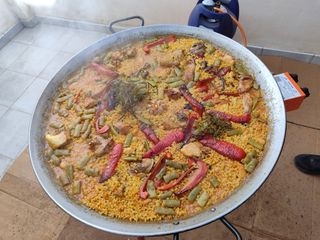 Paella de pollo y conejo