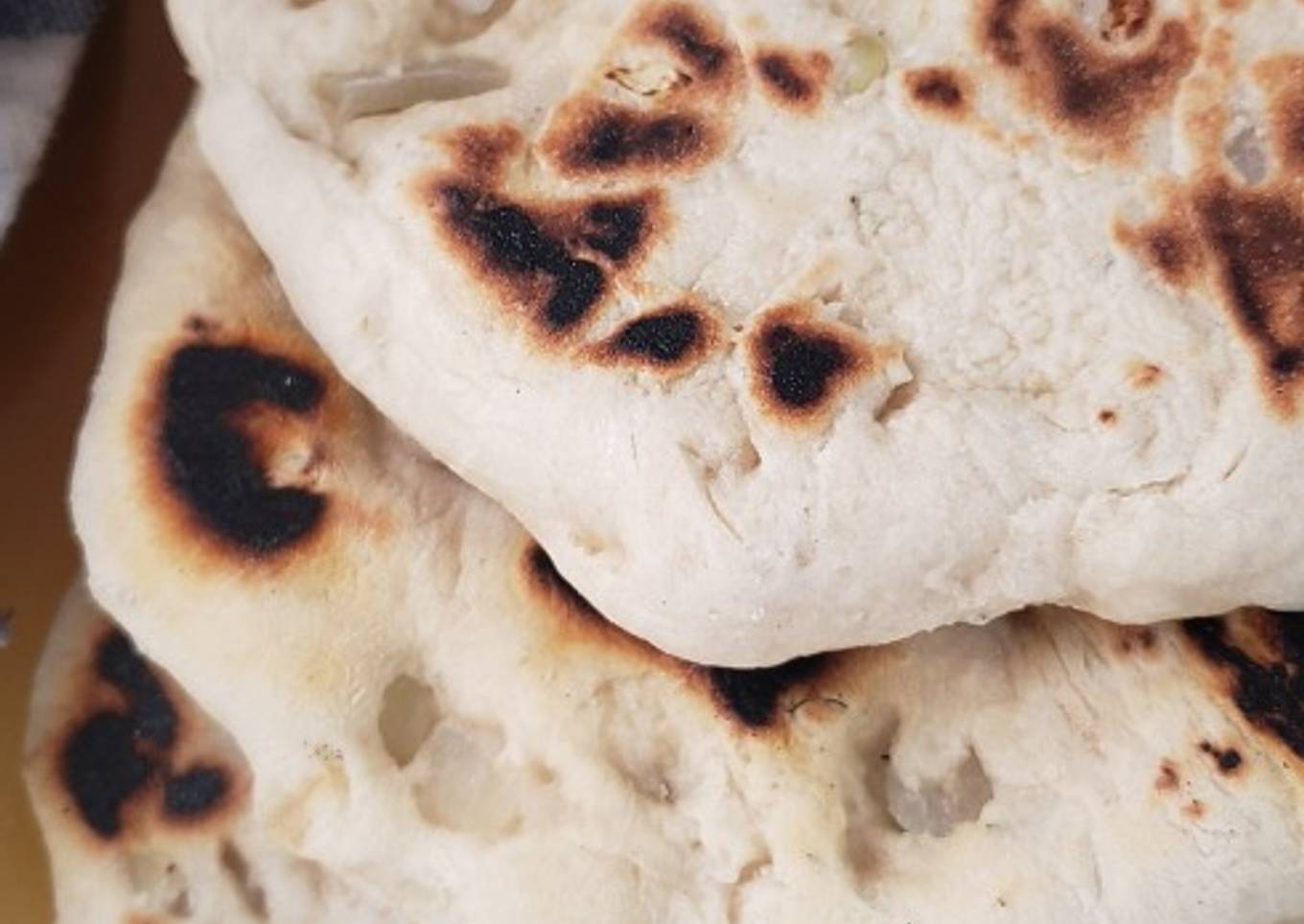 Pan indio (Naan) con ajo y cilantro