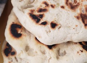 Una foto de Pan indio (Naan) con ajo y cilantro