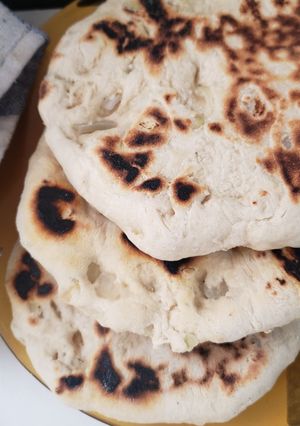 Una foto de Pan indio (Naan) con ajo y cilantro