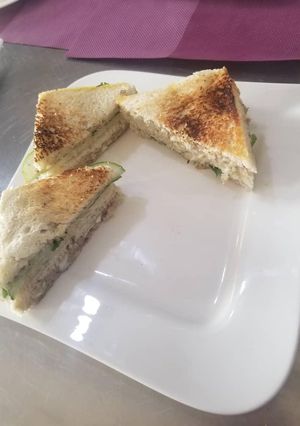 A picture of Sardine sandwich.