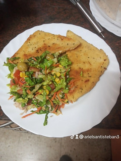 Una foto de San Jacobo casero con ensalada
