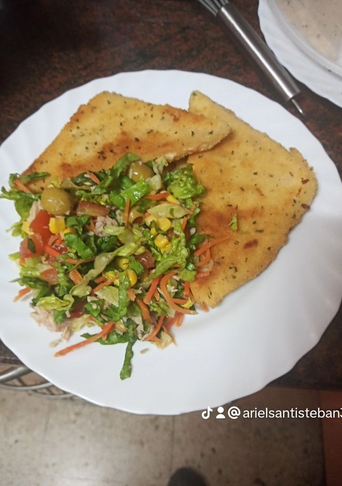 Una foto de San Jacobo casero con ensalada