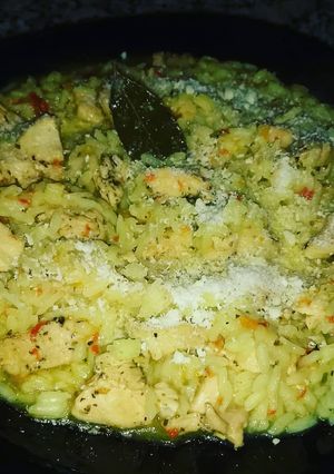 Una foto de Arroz con pollo y azafrán