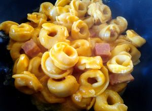 Foto principal de Tortellini rellenos de queso con salsa de curry y mortadela