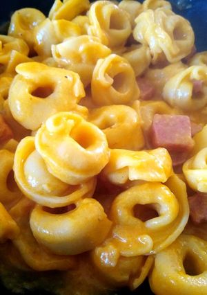 Foto principal de Tortellini rellenos de queso con salsa de curry y mortadela