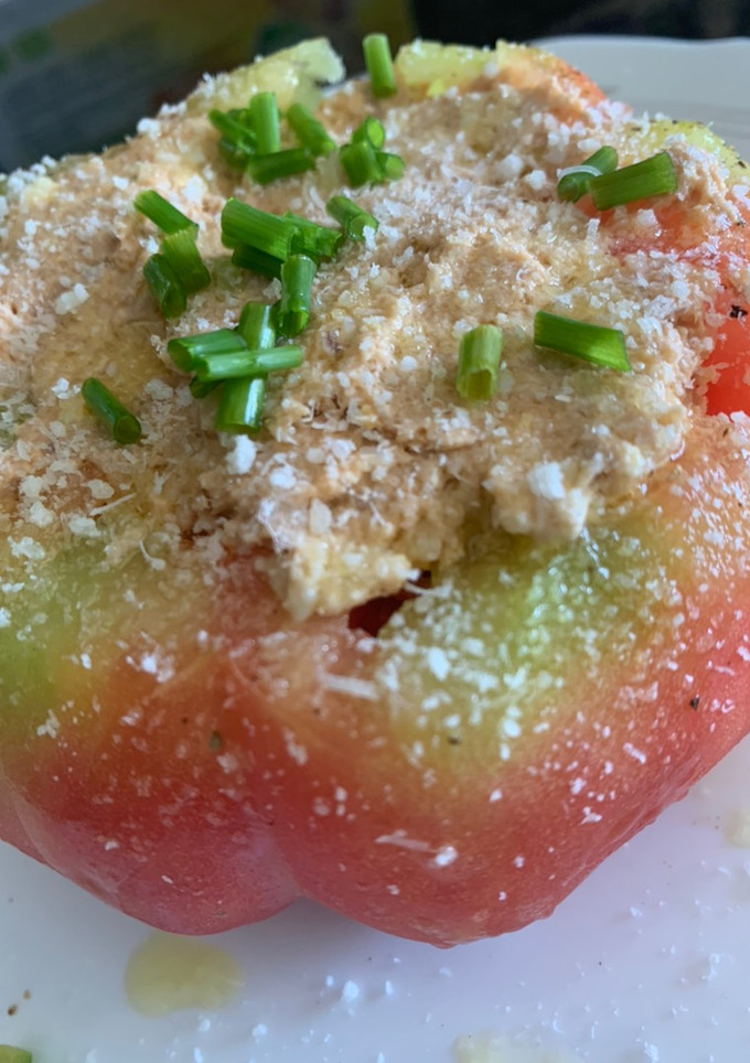 Una foto de Tomate relleno de atún fresco y huevo duro.🍅🍅🥚🐟🐟