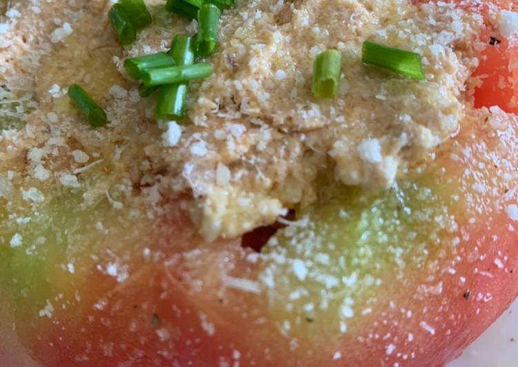 Tomate relleno de atún fresco y huevo duro.🍅🍅🥚🐟🐟