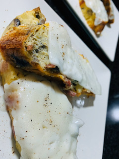 Una foto de Pastel de patata, champis y jamoncito al gratén/salsa de champiñones.🥔🧀🍖