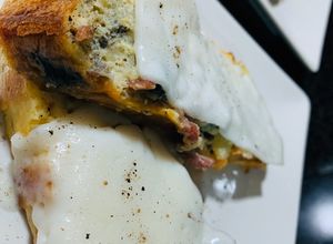 Una foto de Pastel de patata, champis y jamoncito al gratén/salsa de champiñones.🥔🧀🍖