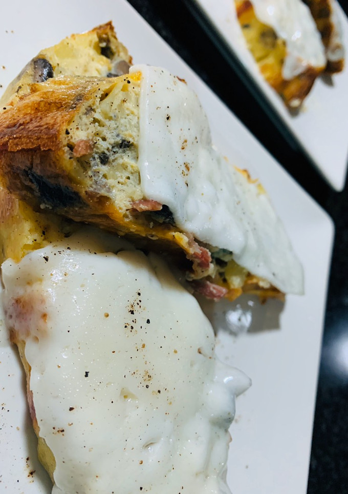Una foto de Pastel de patata, champis y jamoncito al gratén/salsa de champiñones.🥔🧀🍖
