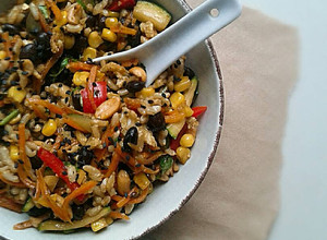 Una foto de Arroz Integral con Verduras Salteadas y Más