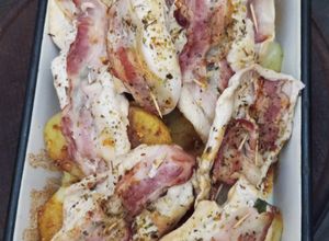 Una foto de Saltimboca de pollo y papas a la española
