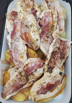 Una foto de Saltimboca de pollo y papas a la española