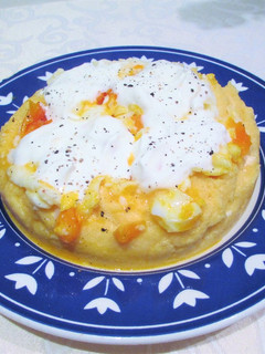 Una foto de Masa de harina de maíz y queso feta con huevos mollete