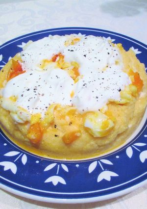 Foto principal de Masa de harina de maíz y queso feta con huevos mollete