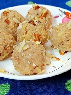 বীট নারকেলের লাড্ডু (bit narkeler laddu recipe in Bengali) রেসিপির প্রধান ছবি