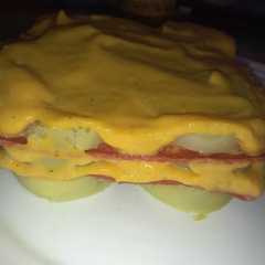 Foto principal de Pastel de patata y bacon vegano con salsa naranja 🍠🥓🥔