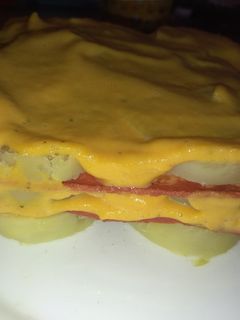 Una foto de Pastel de patata y bacon vegano con salsa naranja 🍠🥓🥔