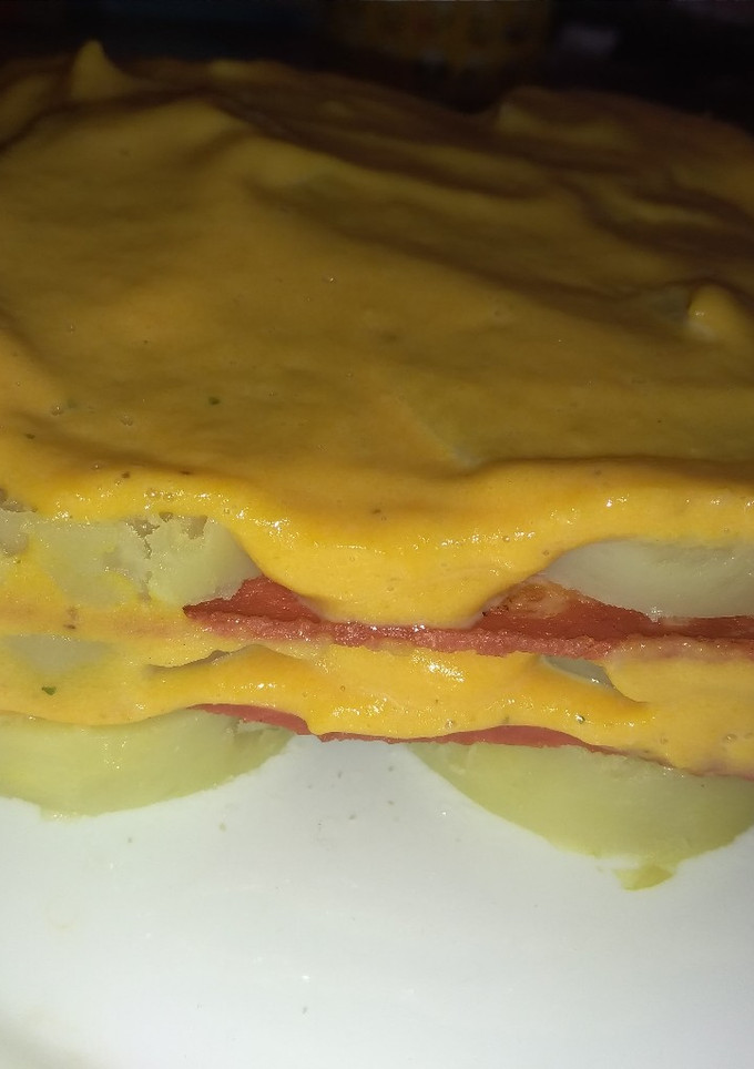 Una foto de Pastel de patata y bacon vegano con salsa naranja 🍠🥓🥔