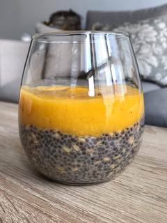 Una foto de Smoothie de mango y plátano con pudding de chía y lino