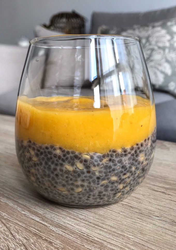 Una foto de Smoothie de mango y plátano con pudding de chía y lino