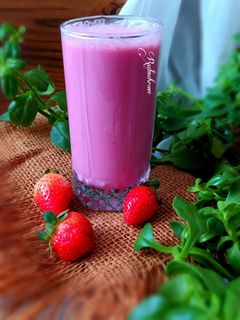عکسی از دستور میلک شیک توت فرنگی
