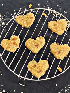 हैल्दी हार्ट कुकीज़ (healthy heart cookies recipe in Hindi) रेसिपी मुख्य फोटो