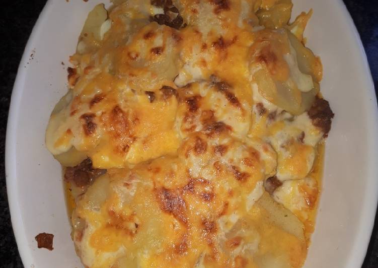 Creamy baked potatoes with mince
