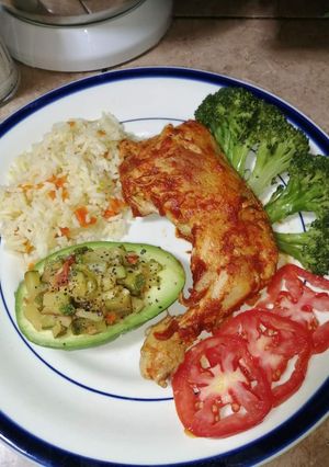 Una foto de Pollo al chipotle "Aguacate relleno de calabacitas" 5 en 1